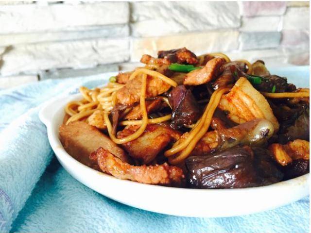 
美食推荐：口蘑炒肉片 茄汁儿童肉丸 茄子焖面 酸辣肘片做法‘星空体育APP网站’(图6)