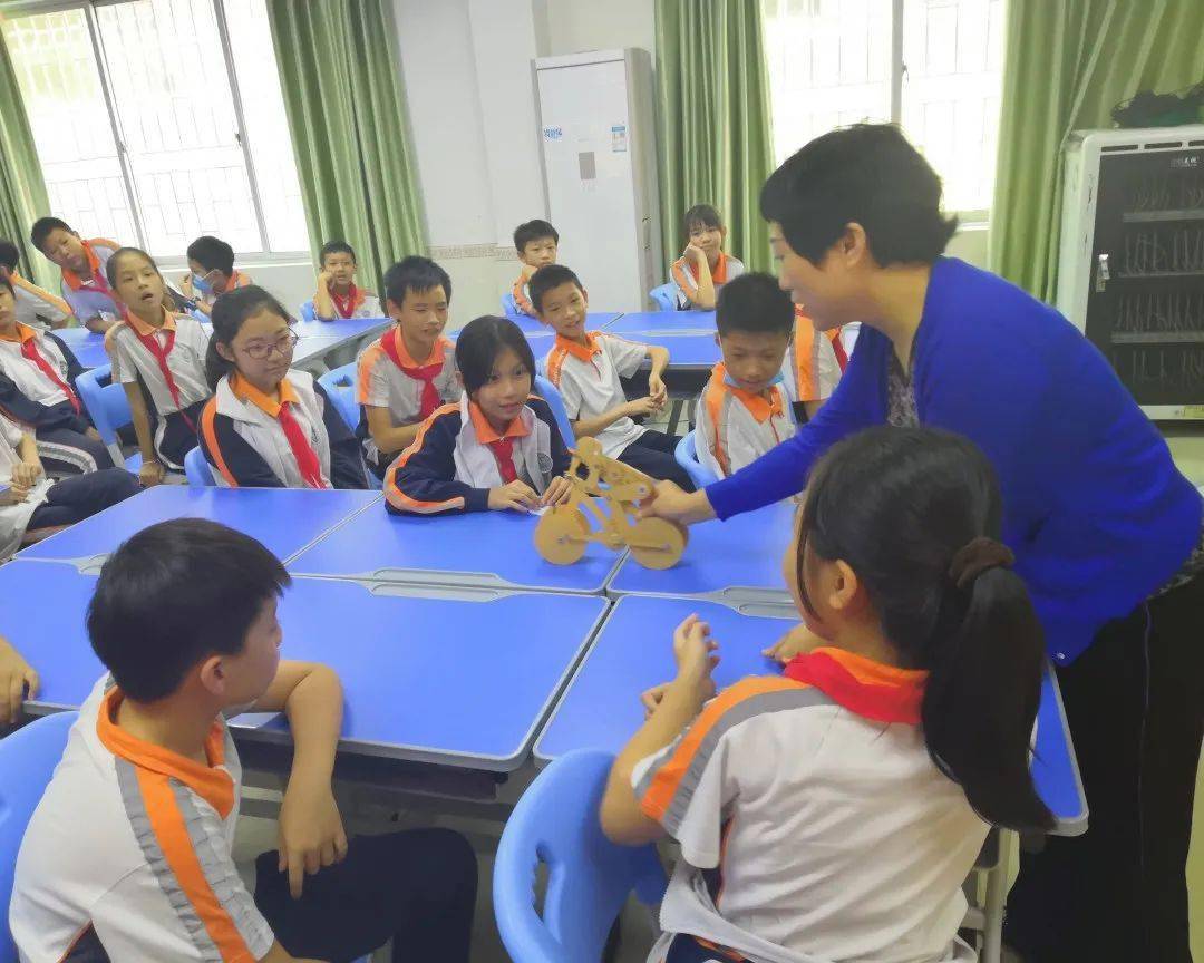 星空体育APP网站|
我校到大朗长塘小学开展了“3D打印与机构创新设计”的科普宣传(图8)